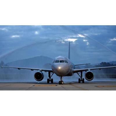Un hombre se sube al techo de un avión y retrasa dos horas un vuelo en Valencia