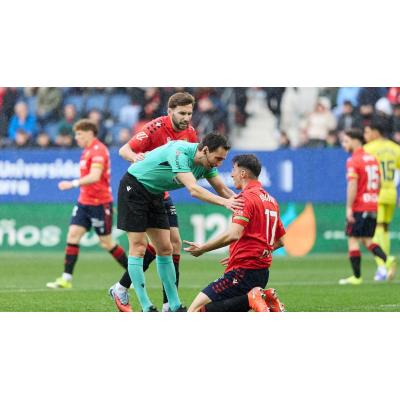 Esperpento arbitral en El Sadar
