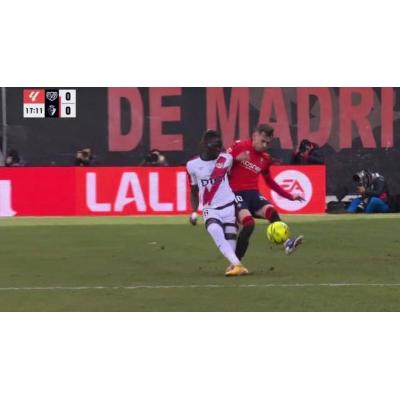 La doble vara de medir de los árbitros: la expulsión de Pathe Ciss ante el Real Madrid, impune en Vallecas por la misma acción sobre Aimar Oroz