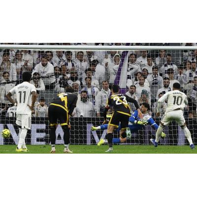 Un penalti polémico en el descuento salva al Real Madrid