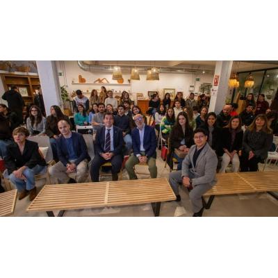 Estudiantes y embajadores de la industria Navarra: "Me impresionó ver robots trabajando, es algo impensable en Nicaragua"