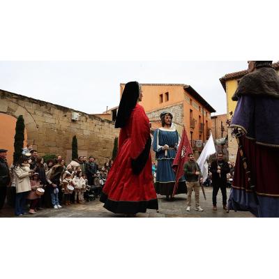 Calles repletas y aroma a artesanía en la fiesta medieval de Viana