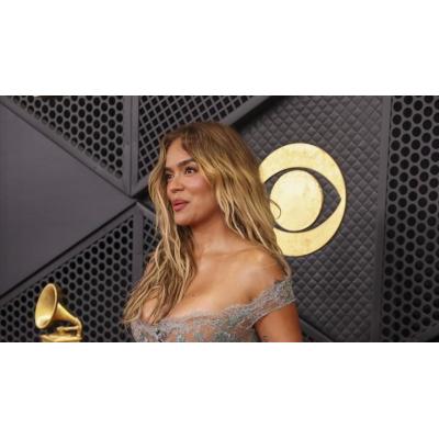 Plumas, brillos y transparencias, protagonistas de la alfombra roja de los Grammy
