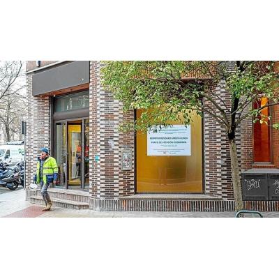 Maquinaria pesada y oficina de información en las obras de Sarasate