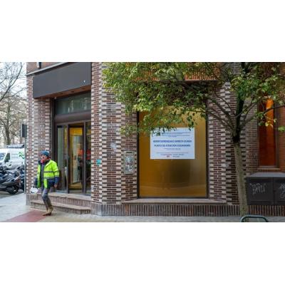 Fotos de la oficina de información vecinal sobre el Paseo de Sarasate y el estado de las obras