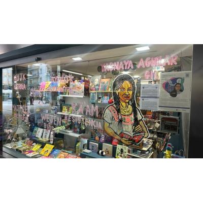 Los escaparates de Burlada se suman al homenaje a mujeres científicas