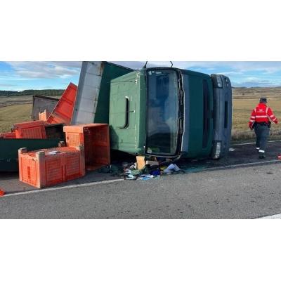 Un camionero de 51 años, herido tras volcar su vehículo en la NA-128, a la altura de Carcastillo