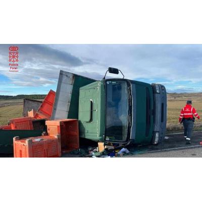 Caos en una carretera de Navarra tras volcar un camión a primera hora: un herido de 51 años