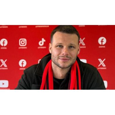Suben la foto de un futbolista firmando su contrato sin darse cuenta de esta enorme pifia