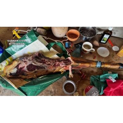 Una señora roba un jamón ibérico de bellota en un supermercado y lo devuelve a medio comer