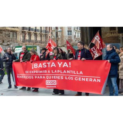 Trabajadores de CaixaBank se concentran en Pamplona para exigir mejoras laborales