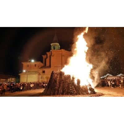 Milagro da 3 vueltas a la hoguera de San Blas