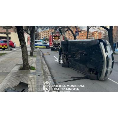 Vuelca tras impactar con el bordillo y chocar con un árbol en Iturrama y se va del lugar