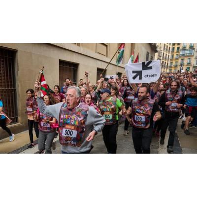 Hualde propondrá al Parlamento que colabore con la Korrika con un kilómetro en Pamplona
