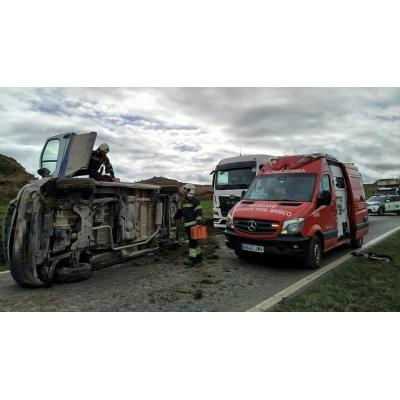 Herido tras salirse de la vía y volcar en la NA-6020 a la altura de Artajona