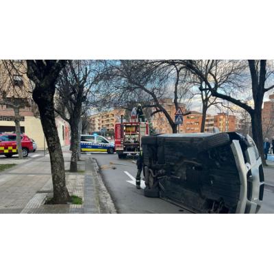 Un 'olvido' de cuatro ruedas y medio lado tras accidentarse en Iturrama