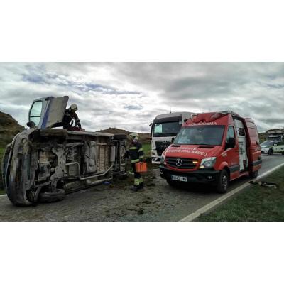 Un peligroso vuelco de furgoneta en una carretera de Navarra deja herido a un hombre de 73 años