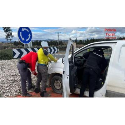 Drogado, a gran velocidad y con armas blancas: así fue interceptado un furgón en Murchante