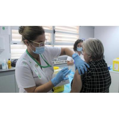 Sanidad recomienda vacunarse frente a la Covid-19 a mayores de 70 años, sanitarios y personas vulnerables