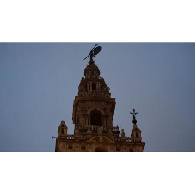 Los fuertes vientos provocan el desprendimiento de un elemento de la Giralda de Sevilla