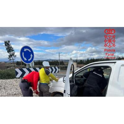 A 129 km/h en un tramo de 80, drogado, con armas blancas, un bate de béisbol y el carné caducado en Murchante