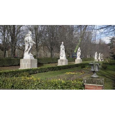 El parque histórico de Taconera acoge ya las seis estatuas restauradas de los reyes del paseo de Sarasate