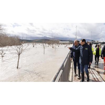 Una fallecida, miles de desalojados, trenes suspendidos, cierre de aeropuertos y carreteras por Leonardo