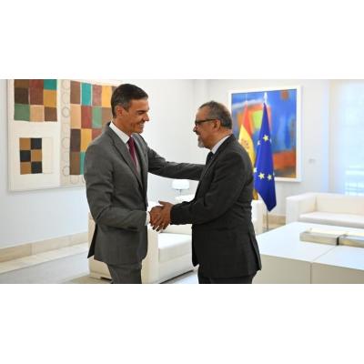 El jefe de la OMS apoya la regulación de las redes planteada por Sánchez y pide frenar su diseño "dañino y adictivo"