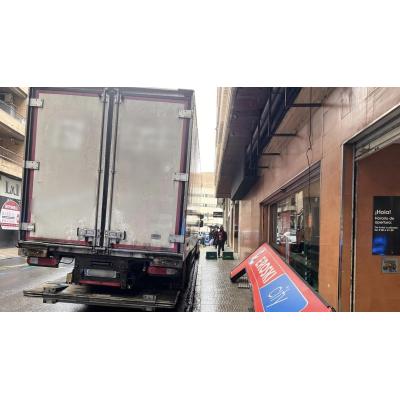 Un camión de reparto golpea y tira el cartel de un supermercado sin causar heridos