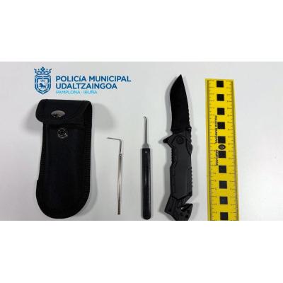 Identificado en Buztintxuri un menor de 13 años en patinete que circulaba de forma temeraria, se dio a la fuga y llevaba una navaja y dos ganzúas