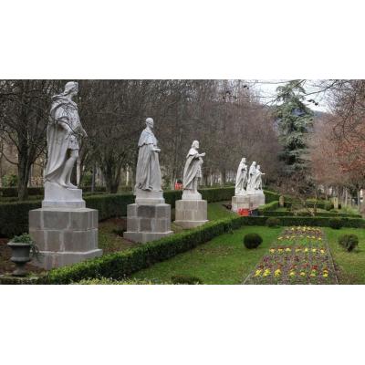 La Taconera acoge las estatuas de los reyes del paseo de Sarasate