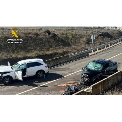 Tres personas heridas graves, una menor, en un choque de dos turismos en Sigüés (Huesca)