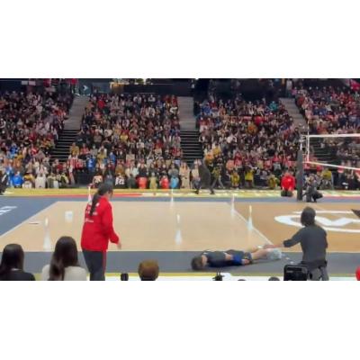 Un jugador de voleibol pega un balonazo a una jueza y su disculpa da la vuelta al mundo
