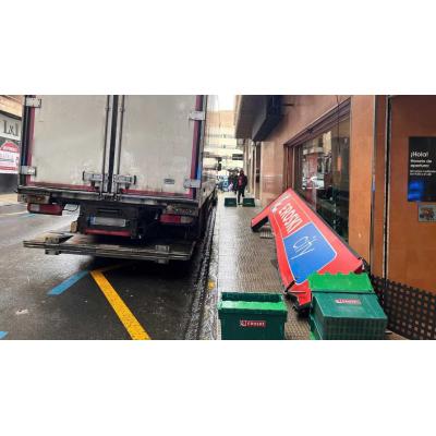 Un camión provoca la caída del cartel de un Eroski City en Tudela