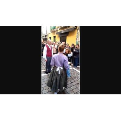 Aurresku en honor a Marisa durante su fiesta de despedida del Garazi