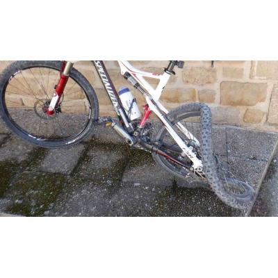 Un ciclista de 60 años resulta herido grave tras un accidente en una carretera de Navarra