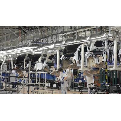 Volkswagen Navarra vuelve al trabajo tras sustituir 550 de las 1.500 luminarias del taller de montaje