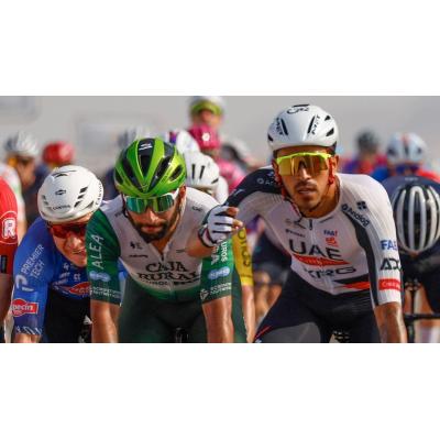 Sebastián Molano sorprende al esprint a Fernando Gaviria (Caja Rural) en el Tour de Omán