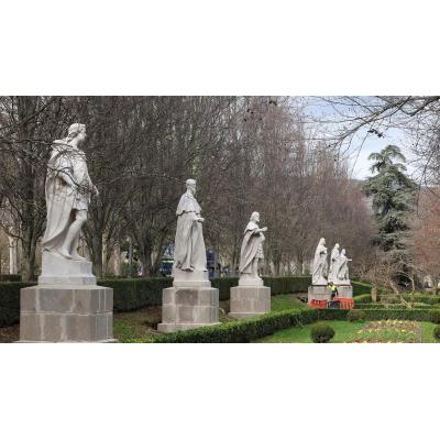 Las seis esculturas de los reyes ya lucen en los jardines de la Taconera