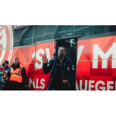 Sheraldo Becker disputa sus primeros minutos con el Mainz