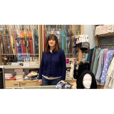 La tienda del centro de Pamplona que parece sacada de otra época: “Sigue dando para vivir, pero no como antes”