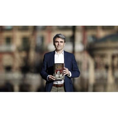 “Escribir una novela histórica sobre Roma es como viajar en una máquina del tiempo y ver pasar a sus grandes personajes”