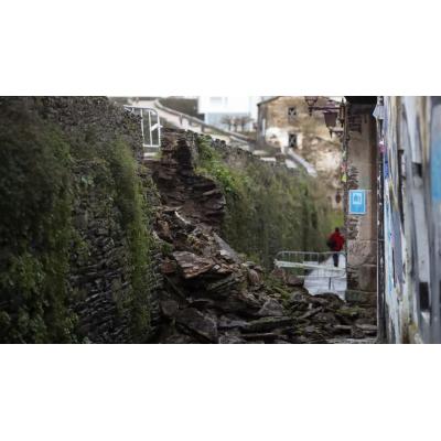 El temporal provoca el derrumbe de una parte de la Muralla de Lugo