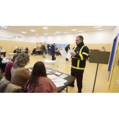 Abren los colegios en Aragón, que afronta sus primeras elecciones anticipadas con el PP como favorito