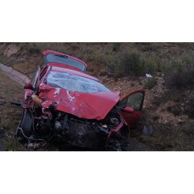 Grave accidente en un pueblo de Navarra: el conductor queda atrapado tras chocar contra un camión
