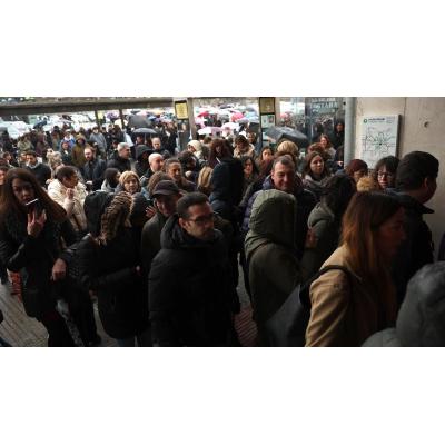 Fotos de la OPE de Administrativo que ha reunido a miles de personas en la UPNA