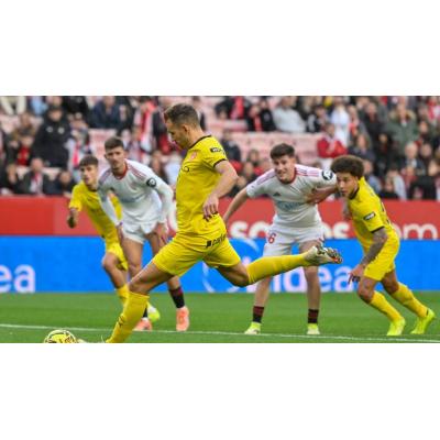Salas y un penalti parado por Vlachodimos a Stuani en el añadido dan aire al Sevilla