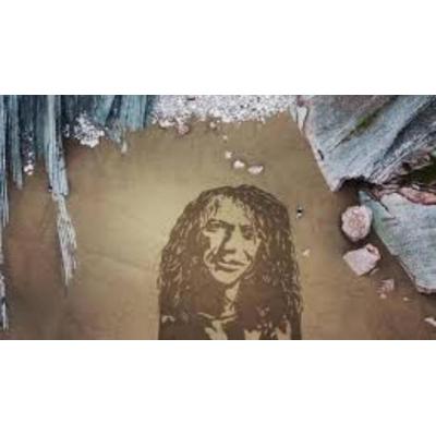 Dibujando en la arena: el arte efímero que el mar acaba borrando