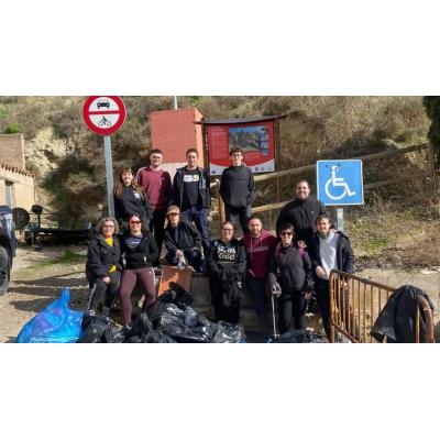 Exitoso auzolan impulsado por La Kayarta para recoger los residuos junto al monte azagrés