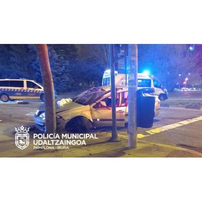 Un conductor de 24 años choca contra un árbol en Pamplona y da positivo en alcohol